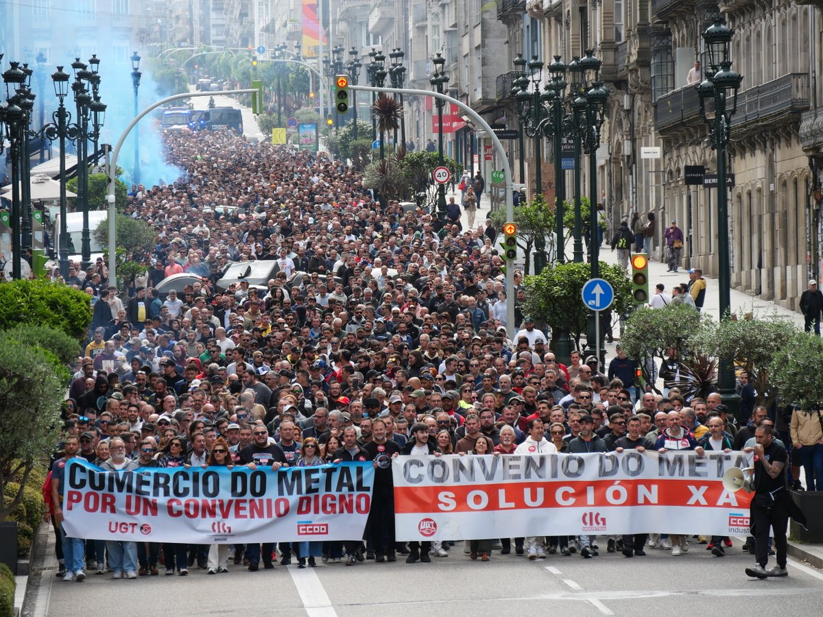 galizaCIG's tweet photo. ✊Metal e comercio do metal pontevedrés dan outra lección de dignidade paralizando os sectores e enchendo as rúas

👉Hoxe tivo lugar a 3ª xornada de folga e este venres celebrarase unha reunión coa patronal do metal. Hai novos paros os días 19, 20 e 21

ℹ️ https://t.co/jjTY1Q7cNw https://t.co/LGcUSiwmV0