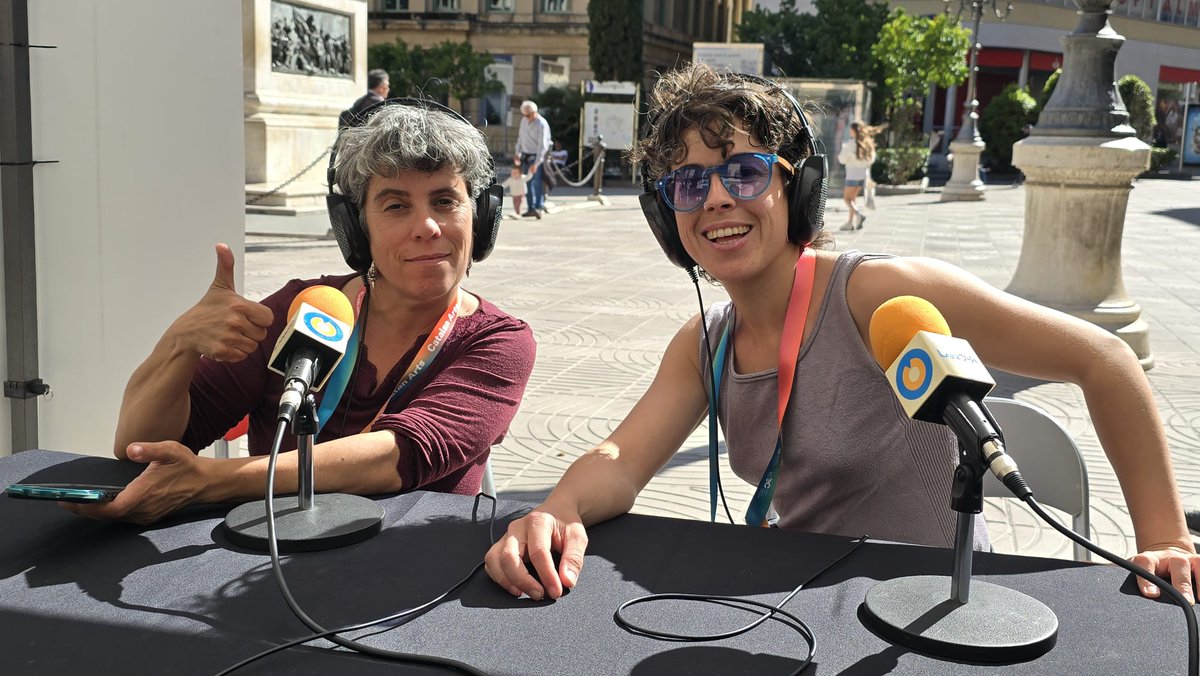 lanovaradioreus's tweet photo. 🎪 El #CarrerMajor de les ràdios de @laxarxa al Camp de Tarragona ha visitat Reus per viure la @firatrapezireus.

👉 Amb @sandrage76, Alba Sarraute, @koemanpop, @daresa72, Bet Miralta (Escarlata), Alba Ramió (Ino Kollectiv), Marta Sitjà i Paula Fitzz.

🔊 https://t.co/gNrEAxZtAW https://t.co/TGGUXHWWTH
