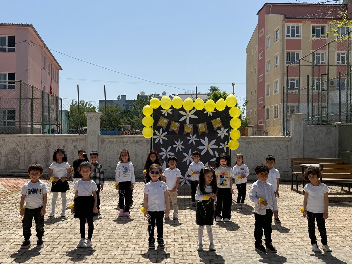 DargecitA's tweet photo. Okulumuzda Anneler Günü kapsamında çeşitli etkinlikler gerçekleştirildi. Öğrencilerimizin hazırladığı çalışmalar ve gösterilerle annelerimize duygu dolu anlar yaşatıldı. Etkinlikte emeği geçen öğretmenlerimize, velilerimize ve öğrencilerimize teşekkür ederiz.@Dargecit_MEM https://t.co/zkMXelH7I5