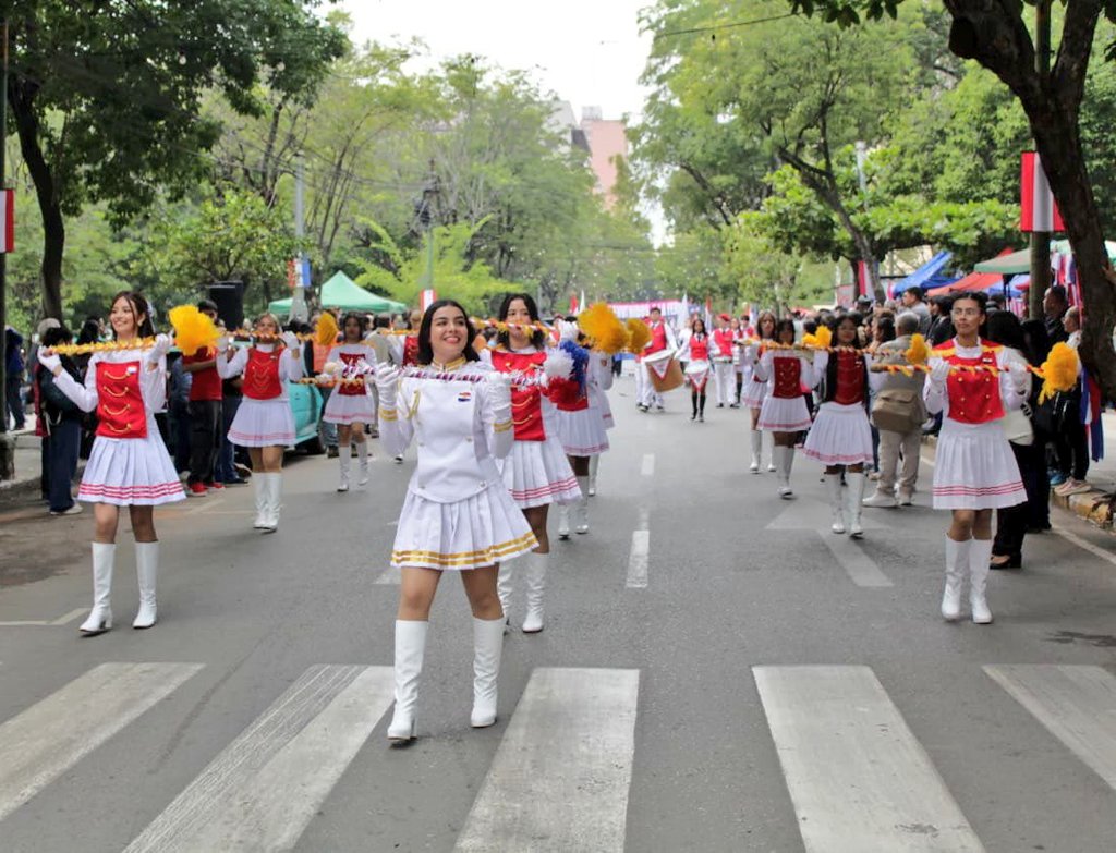 asu_transito's tweet photo. Emoción y ritmo de bandalizas en la calle Estrella. 🥁📚
Desde la PMT Asunción desplegamos un operativo de cobertura especial para el desfile de las instituciones educativas de la capital. ¡Honramos a la patria con orden y compromiso! 👮🏻‍♂️ https://t.co/saJTjsWeiE