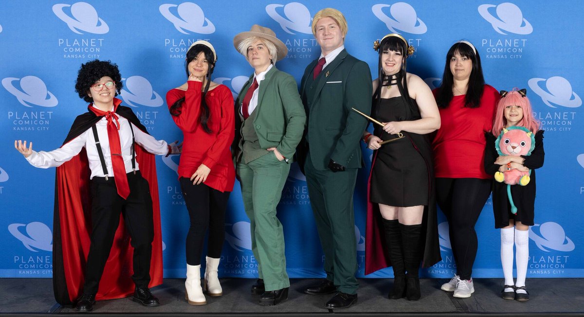 potatobunstu's tweet photo. Group photos gotta have all the spy family shine, I love this show so much
I had my loyd @FancySushiKittyy meet me at Comic Con.
#spyfamily #planetcomiccon #cosplay #cosplayer https://t.co/7l3RxT216D