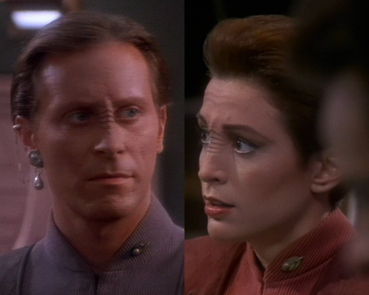 gaghyogi49's tweet photo. Here's a comparison of Colonel Day's pewter Colonel rank in #StarTrekDS9's "The Siege"⬅️ and Major Kira's golden Major rank in "The Passenger"➡️. The shape is the same, only the metal is different. Colonel Kira will wear the pewter version of the rank pin in season 7 of the show after her promotion.