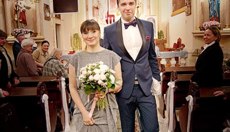 lachelndteufel's tweet photo. Michał Rachoń z PiS i jego żona, no to jest dopiero wzór prawicowych wartości rodzinnych Katarzyna Gojska-Hejke, wielka ikona tradycyjnej rodziny, ma troje nieślubnych dzieci z dwoma różnymi facetami. W 2007 roku, będąc jeszcze mężatką, zrobiła głośny romans z szefem IPN-u, klasyka pisowskiej wierności. Potem po śmierci Kurtyki wskoczyła w układ z „agentem Tomkiem” Kaczmarkiem, a na koniec przygrzała się do Rachońa i razem dorobili kolejne dwójkę nieślubnych dzieci. W 2017 urządzili sobie wielki „kościelny ślub” i udawali, że wszystko jest mega katolickie i moralne. Bo właśnie tak wyglądają pisowskie wartości romanse na boku, nieślubne dzieci na potęgę i udawanie świętości przed kamerą. "Bronimy tradycyjnej rodziny!", krzyczą, a u nich w domu serial paradokumentalny by się wstydził takiego scenariusza. Hipokryci. Zamilknij propagandzisto. 
PROSZĘ O RT!