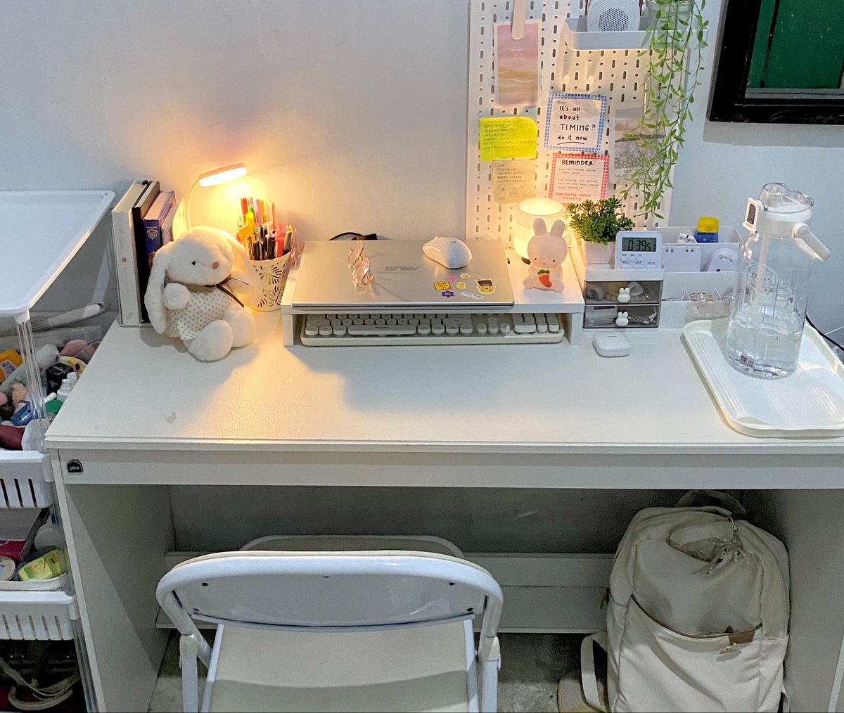 geevory's tweet photo. new desk setup, airier &amp; calmer🐇
  
divided it into 3 areas: book &amp; storage, focus zone, and life corner. https://t.co/bAwIbR8Wpb