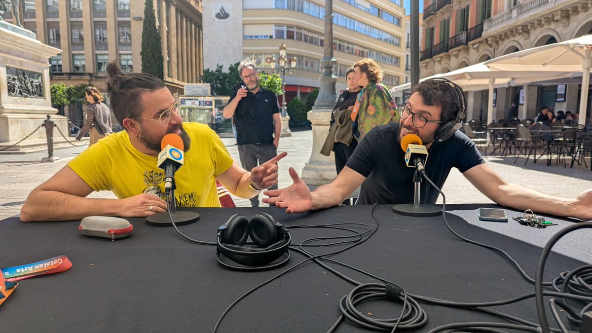 radiolaselva's tweet photo. 🎪 El #CarrerMajor de les ràdios de @laxarxa al Camp de Tarragona ha visitat Reus per viure la @firatrapezireus.

👉 Amb @sandrage76, Alba Sarraute, @koemanpop, @daresa72, Bet Miralta (Escarlata), Alba Ramió (Ino Kollectiv), Marta Sitjà i Paula Fitzz.

🔊 https://t.co/F29ISyCL3X https://t.co/ZqcG2v55hY