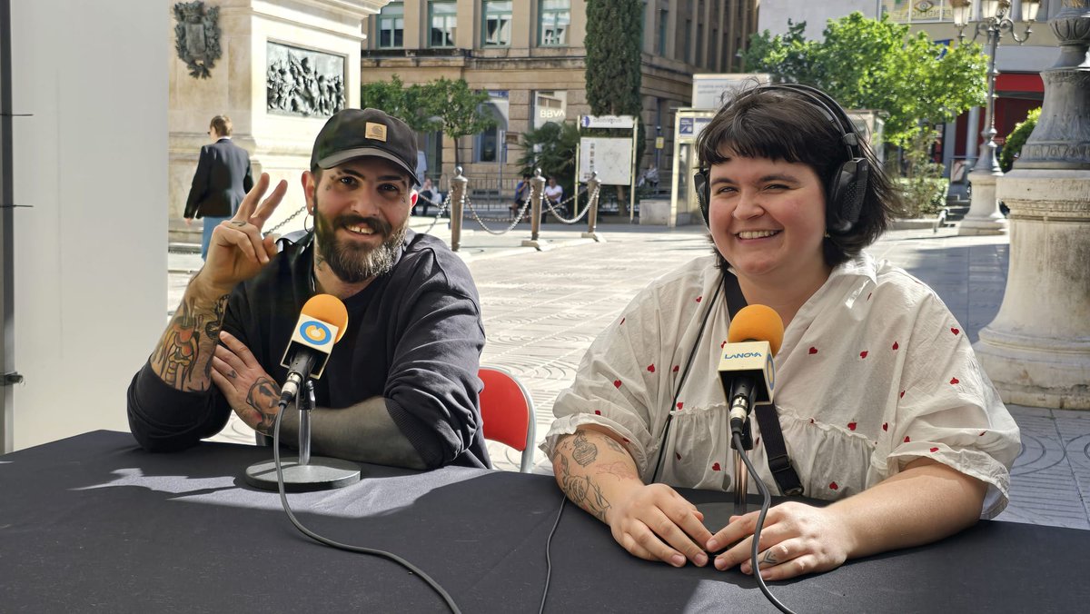RadioHospitalet's tweet photo. 🎪 El #CarrerMajor de les ràdios de @laxarxa al Camp de Tarragona ha visitat Reus per viure la @firatrapezireus.

👉 Amb @sandrage76, Alba Sarraute, @koemanpop, @daresa72, Bet Miralta (Escarlata), Alba Ramió (Ino Kollectiv), Marta Sitjà i Paula Fitzz.

🔊 https://t.co/oXour86vRK https://t.co/aCz19Xbt3w
