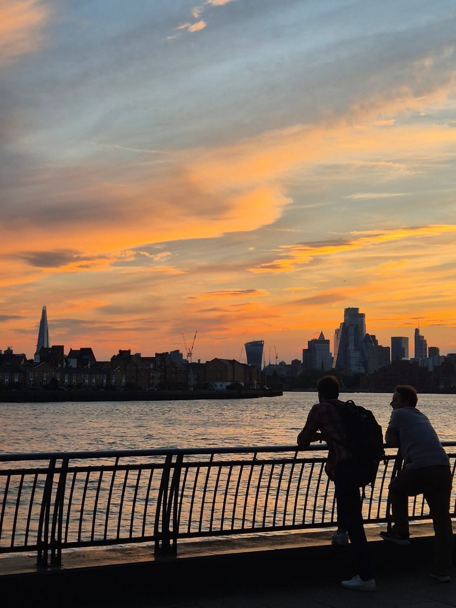 visitlondon's tweet photo. Sunsets from @canarywharflondon 🌇 [📸 @oncloud37] #LondonMakesItPossible #VisitLondon https://t.co/WJZ724Qx7C https://t.co/FgZi5U3jKp