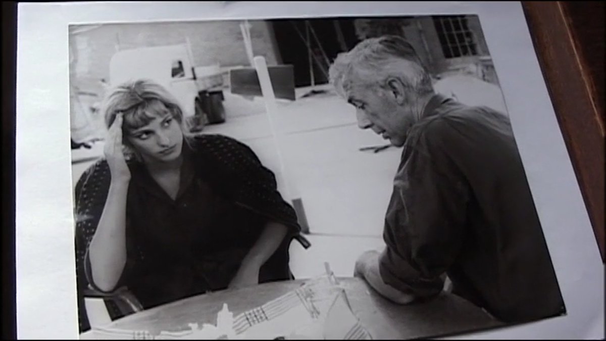 films7's tweet photo. Robert Bresson et Martin Scorsese : "Vous savez, ce n'est pas drôle, ce travail interrompu tout le temps, ces trous dans le travail, c'est affreux. Il y a des gens qui se tuent, comme Eustache. J'ai pris une voie qui n'est pas du tout celle du cinéma actuel. Et cependant, il y a des gens comme Scorsese qui est venu me voir : il a été charmant, il m'a dit des choses passionnantes, il est très nerveux, il avait le désir de m'aider parce que je ne travaillais pas. Cela m'aide beaucoup. Mais lui travaille encore avec des acteurs. Je suis allé voir son dernier film : il y a quelque chose. Il travaille avec des rythmes et des sons. Mais malheureusement, j'ai commencé trop tard à faire des films, j'ai commencé à quarante ans et j'ai beaucoup de choses à dire et je cours après."
Rencontre avec Robert Bresson, Serge Daney, Le Journal des Cahiers du cinéma, n°22, mars 1982

Photo : "Je me souviens moi j'étais certainement très très amoureuse de lui".
Marika Green raconte le tournage de Pickpocket, de Robert Bresson