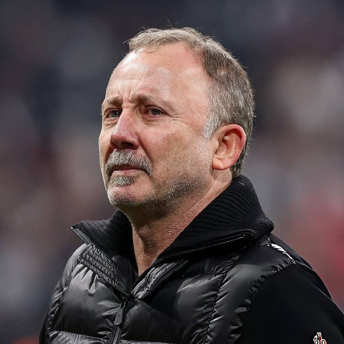 agacliyol_'s tweet photo. Ernest Muçi, Beşiktaş’ta sürekli yedek kaldığı için ve Solskjaer de oyuncuyu yedek bıraktığı için ayrılmak istedi ki orada Rafa Silva oynuyordu. Rafa gelince doğal olarak yedek kaldı. 

Sergen Yalçın Beşiktaş’a imza atmadan önce zaten Muçi, ayrılmak istiyordu, Trabzonspor ile görüşüyordu. Konunun Sergen Yalçın ile bir ilgisi alakası yok.

O zaman Muçi Beşiktaş’tan giderken taraftar niye itiraz etmedi?

(Fırat Günayer)