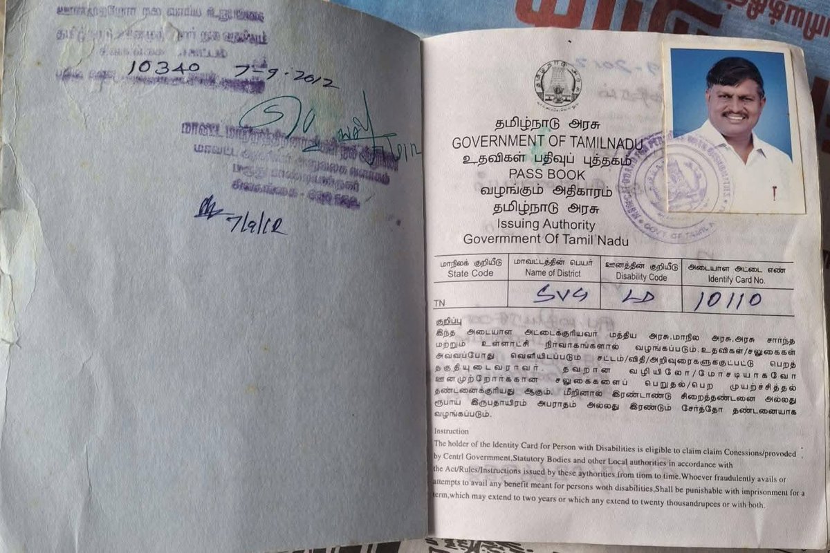 gopinathvijay91's tweet photo. முக்கிய அறிவிப்பு!

திராவிட முன்னேற்றக் கழகத்தின் சட்டமன்ற உறுப்பினராக ஒரு மாற்றுத்திறனாளி ஏற்கனவே பணியாற்றி இருக்கிறார் ! - விபரம் உள்ளே!

கடந்த சில நாட்களாக உத்திரமேரூர் தொகுதியில் போட்டியிட்டு வெற்றி பெற்ற த.வெ.க வேட்பாளர் ஒரு மாற்றுத் திறனாளி என்றும் அவர்தான் தமிழகத்தின் முதல் மாற்றுத்திறனாளி சட்டமன்ற உறுப்பினர் என்பது போன்ற செய்திகள் தொடர்ச்சியாக பல வாட்ஸ் அப்பில் பகிரப்பட்டு வந்தது. ஆனால் இந்த செய்தி உண்மைக்கு புறம்பானவை. திராவிட முன்னேற்றக் கழகத்தால் ஏற்கனவே ஒரு மாற்றுத்திறனாளி இளையான்குடி தொகுதியின் சட்டமன்ற உறுப்பினராக தேர்தலில் வெற்றி பெற்று சட்டமன்றத்தில் பணியாற்றி இருக்கிறார் என்பதை இங்கே ஆதாரத்தோடு வெளியிட வேண்டிய கடமை நமக்கு இருக்கின்றது. 

தோழர் சுப.மதியரசன் அவர்கள் ஒரு நீண்ட நாளைய திராவிட முன்னேற்றக் கழக உறுப்பினராக செயல்பட்டு வந்திருக்கிறார். தலைவர் #கலைஞர் அவர்களின் அன்பைப் பெற்றவர். சட்டமன்றத்தில் துடிப்போடு பணியாற்றியவர் என்பதையும் இந்த நேரத்திலே ஆவனத்தோடு நிரூபித்து எழுத வேண்டிய கடமை எனக்கு இருக்கிறது. தற்போது ஒன்றிய செயலாளர் ஆகவும் இணையத்தில் திராவிட முன்னேற்றக் கழகத்திற்கு தொடர்ந்து களப்பணி ஆற்றுகின்ற அருமை சகோதரராகவும் இருக்கிறார் என்பதை இந்த நேரத்திலே பதிவு செய்கிறேன்.

இந்தப் பதிவு யார் முதல் மாற்றுத்திறனாளி சட்டமன்றத்தில் உறுப்பினராக இருப்பதற்கு என்கின்ற கேள்விக்கு தான் பதிலேயன்றி த.வெ.க வின் வேட்பாளர் மாற்றுத்திறனாளி இல்லை என்பதாக நாம் பகிர்வதாக எடுத்துக் கொள்ளக் கூடாது. அவரும் மாற்றுத்திறனாளிதான். மாற்றுத்திறனாளிகளுக்காக அவரும் குரல் கொடுக்க வேண்டும் என்ற வாழ்த்துக்களோடு இதை தெரிவித்துக் கொள்கிறோம் நன்றி வணக்கம்.

பேராசிரியர் தீபக் நாதன் மாற்றுத்திறனாளிகள் அணிச் செயலாளர். (திராவிட முன்னேற்ற கழகம்)