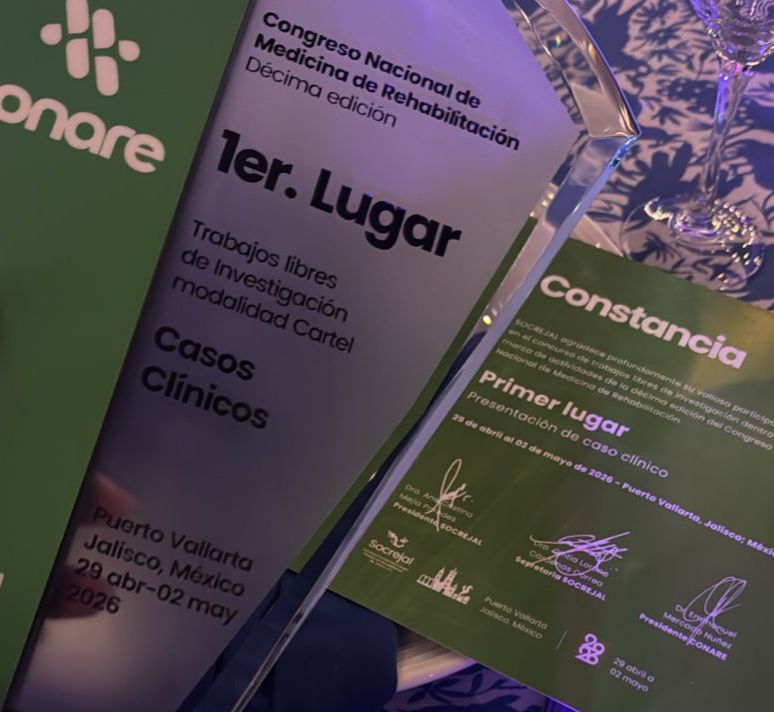 HCentralSLP's tweet photo. 🏥👏 Felicitamos a la Dra. Karla Nayeli Rojas Martínez, adscrita al Servicio de Rehabilitación del HRAE #IMSSBienestar “Dr. Ignacio Morones Prieto”, por obtener el 🥇 Primer Lugar en el 10.º Congreso Nacional de Medicina de Rehabilitación en Puerto Vallarta, Jalisco. 👩‍⚕️✨ https://t.co/g5G38Mx0Az