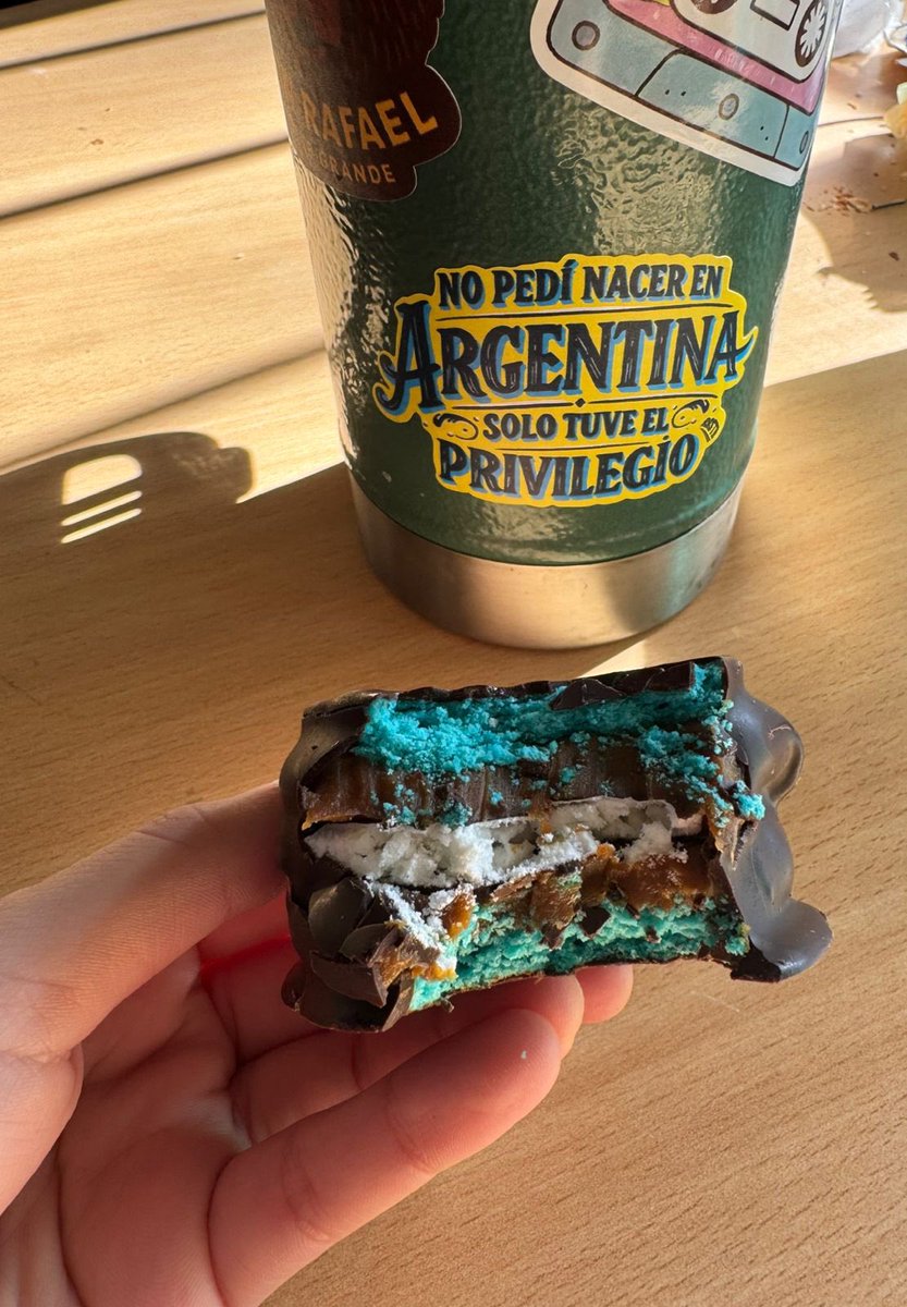 fabipa90's tweet photo. Tremendo alfajor y argentino, pruébenlo en serio. https://t.co/D6iJi6iQPI