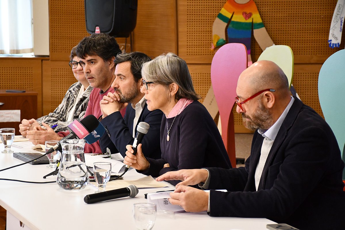 inddhhuy's tweet photo. #Hoy la @inddhhuy realizó una conferencia de prensa para presentar el informe sobre denuncias y casos en investigación relativas a las personas detenidas desaparecidas en el marco del terrorismo de Estado en Uruguay y en el exterior. 
Ver informe: https://t.co/fGjfJj5Wcm
Sigue 🧵 https://t.co/gtVmDkOwKO