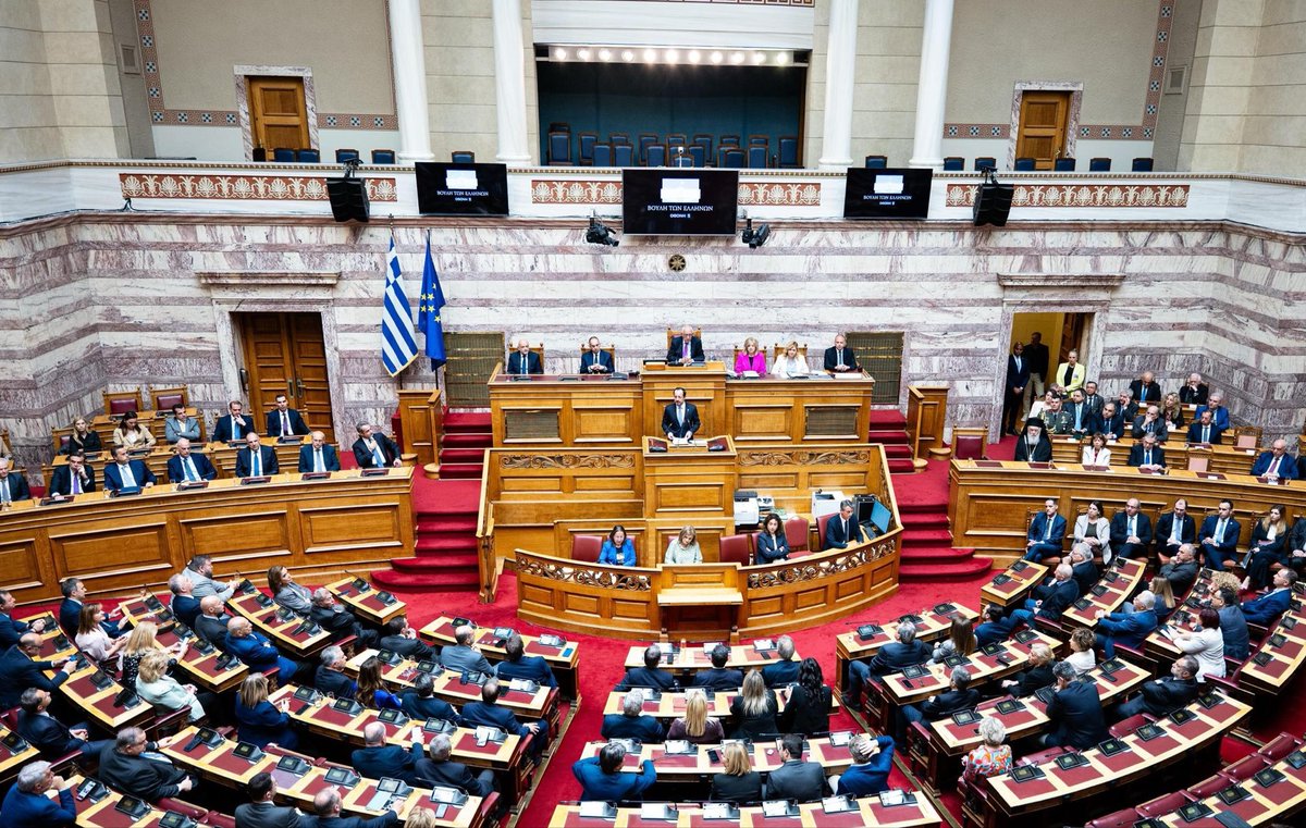 CYpresidency's tweet photo. Από το ιστορικό βήμα της Ολομέλειας της Βουλής των Ελλήνων 🇬🇷, σε μια στιγμή υψηλού θεσμικού, πολιτικού και εθνικού συμβολισμού για τον απανταχού Ελληνισμό, ο Πρόεδρος της Κυπριακής Δημοκρατίας @PresidentCYP @Christodulides έστειλε μήνυμα ενότητας, ιστορικής συνέχειας και κοινού προσανατολισμού Κύπρου και Ελλάδας. Αναφέρθηκε στους κοινούς εθνικούς αγώνες, στους ήρωες που θυσιάστηκαν για την ελευθερία και τη Δημοκρατία, στους αγνοούμενους, στους πρόσφυγες και στις πληγές που παραμένουν ανοιχτές μισό αιώνα μετά την τουρκική εισβολή. «Η απελευθέρωση και η επανένωση της Κύπρου είναι το τάμα που ενώνει όλους μας, σε Κύπρο και Ελλάδα», ανέφερε χαρακτηριστικά, ξεκαθαρίζοντας με τον πλέον επίσημο τρόπο ότι «η λύση δύο κρατών ΔΕΝ υφίσταται ούτε ως σκέψη» και ότι «ποτέ δεν θα δεχθούμε να συζητήσουμε νομιμοποίηση της παρανομίας».

Για τη συνεχιζόμενη κατοχή της Κύπρου και την ευθύνη απέναντι στις επόμενες γενιές, ο Πρόεδρος στάθηκε στην ανάγκη τερματισμού του αδιεξόδου και επανέναρξης των συνομιλιών στη βάση του συμφωνημένου πλαισίου των Ηνωμένων Εθνών, του ευρωπαϊκού κεκτημένου και των αρχών και αξιών της Ευρωπαϊκής Ένωσης. «Εργαζόμαστε ακατάπαυστα για να δημιουργήσουμε τις προϋποθέσεις επανέναρξης των διαπραγματεύσεων για συνολική επίλυση του Κυπριακού», σημείωσε, κάνοντας ιδιαίτερη αναφορά και στη διαχρονική στήριξη της Ελλάδας προς την Κυπριακή Δημοκρατία. «Η Ελλάδα παραμένει ο πιο συνεπής και ανιδιοτελής μας σύμμαχος», είπε.

Ο Πρόεδρος Χριστοδουλίδης αναφέρθηκε, επίσης, στην ανάγκη ενίσχυσης όλων των παραγόντων ισχύος της Κυπριακής Δημοκρατίας, μέσα από μια ισχυρή οικονομία, τον εκσυγχρονισμό του κράτους, την ενίσχυση της αποτρεπτικής ισχύος, τις Μεταρρυθμίσεις και τον ενεργό ρόλο της χώρας μας στην Ευρωπαϊκή Ένωση και την ευρύτερη περιοχή. Υπογραμμίζοντας ότι Κύπρος και Ελλάδα πορεύονται μαζί «τον δρόμο της προόδου, της ευημερίας, της ανάπτυξης και της ασφάλειας», έκλεισε την ομιλία του με τη φράση «λίγο ακόμα, να σηκωθούμε, λίγο ψηλότερα», στέλνοντας μήνυμα πίστης, ιστορικής ευθύνης και αισιοδοξίας για το μέλλον του Ελληνισμού.