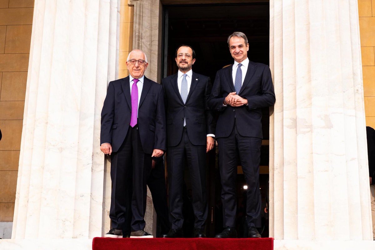 CYpresidency's tweet photo. Από το ιστορικό βήμα της Ολομέλειας της Βουλής των Ελλήνων 🇬🇷, σε μια στιγμή υψηλού θεσμικού, πολιτικού και εθνικού συμβολισμού για τον απανταχού Ελληνισμό, ο Πρόεδρος της Κυπριακής Δημοκρατίας @PresidentCYP @Christodulides έστειλε μήνυμα ενότητας, ιστορικής συνέχειας και κοινού προσανατολισμού Κύπρου και Ελλάδας. Αναφέρθηκε στους κοινούς εθνικούς αγώνες, στους ήρωες που θυσιάστηκαν για την ελευθερία και τη Δημοκρατία, στους αγνοούμενους, στους πρόσφυγες και στις πληγές που παραμένουν ανοιχτές μισό αιώνα μετά την τουρκική εισβολή. «Η απελευθέρωση και η επανένωση της Κύπρου είναι το τάμα που ενώνει όλους μας, σε Κύπρο και Ελλάδα», ανέφερε χαρακτηριστικά, ξεκαθαρίζοντας με τον πλέον επίσημο τρόπο ότι «η λύση δύο κρατών ΔΕΝ υφίσταται ούτε ως σκέψη» και ότι «ποτέ δεν θα δεχθούμε να συζητήσουμε νομιμοποίηση της παρανομίας».

Για τη συνεχιζόμενη κατοχή της Κύπρου και την ευθύνη απέναντι στις επόμενες γενιές, ο Πρόεδρος στάθηκε στην ανάγκη τερματισμού του αδιεξόδου και επανέναρξης των συνομιλιών στη βάση του συμφωνημένου πλαισίου των Ηνωμένων Εθνών, του ευρωπαϊκού κεκτημένου και των αρχών και αξιών της Ευρωπαϊκής Ένωσης. «Εργαζόμαστε ακατάπαυστα για να δημιουργήσουμε τις προϋποθέσεις επανέναρξης των διαπραγματεύσεων για συνολική επίλυση του Κυπριακού», σημείωσε, κάνοντας ιδιαίτερη αναφορά και στη διαχρονική στήριξη της Ελλάδας προς την Κυπριακή Δημοκρατία. «Η Ελλάδα παραμένει ο πιο συνεπής και ανιδιοτελής μας σύμμαχος», είπε.

Ο Πρόεδρος Χριστοδουλίδης αναφέρθηκε, επίσης, στην ανάγκη ενίσχυσης όλων των παραγόντων ισχύος της Κυπριακής Δημοκρατίας, μέσα από μια ισχυρή οικονομία, τον εκσυγχρονισμό του κράτους, την ενίσχυση της αποτρεπτικής ισχύος, τις Μεταρρυθμίσεις και τον ενεργό ρόλο της χώρας μας στην Ευρωπαϊκή Ένωση και την ευρύτερη περιοχή. Υπογραμμίζοντας ότι Κύπρος και Ελλάδα πορεύονται μαζί «τον δρόμο της προόδου, της ευημερίας, της ανάπτυξης και της ασφάλειας», έκλεισε την ομιλία του με τη φράση «λίγο ακόμα, να σηκωθούμε, λίγο ψηλότερα», στέλνοντας μήνυμα πίστης, ιστορικής ευθύνης και αισιοδοξίας για το μέλλον του Ελληνισμού.