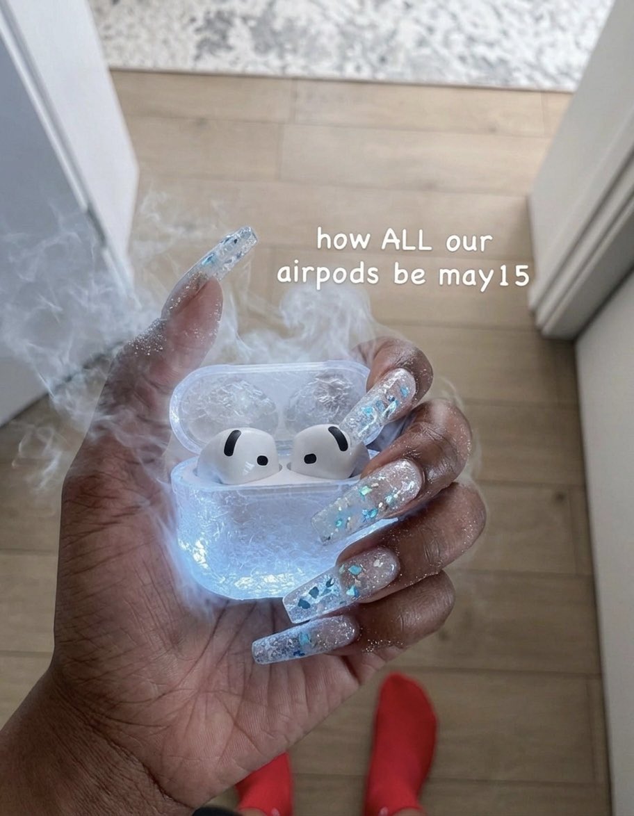 BoveiDaDon's tweet photo. Charge all your devices because Drake about to freeze the world!! 🥶🧊 https://t.co/8kEMajIgRq