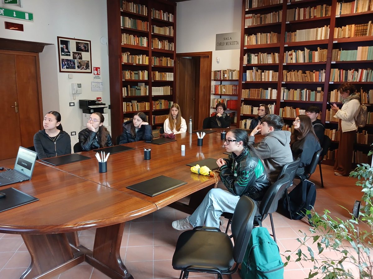 centrodorso's tweet photo. Scuola e Territorio: gli studenti del Liceo "V. De Caprariis" alla scoperta del Centro Dorso.

Oggi abbiamo avuto il piacere di accogliere le classi I B, II C e IV F del Liceo "Vittorio De Caprariis" di Atripalda, accompagnate dalle prof.sse Adele Testa e Antonella Venezia. https://t.co/yLo2I4IseV