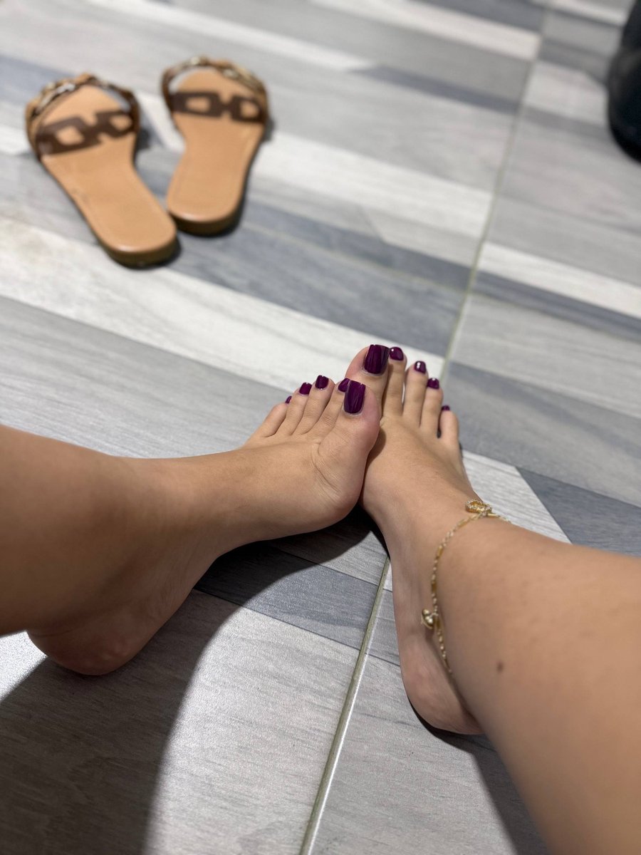 carolinapiess's tweet photo. Dónde están los fans de los piecitos? 👀 https://t.co/llOF10C1q7