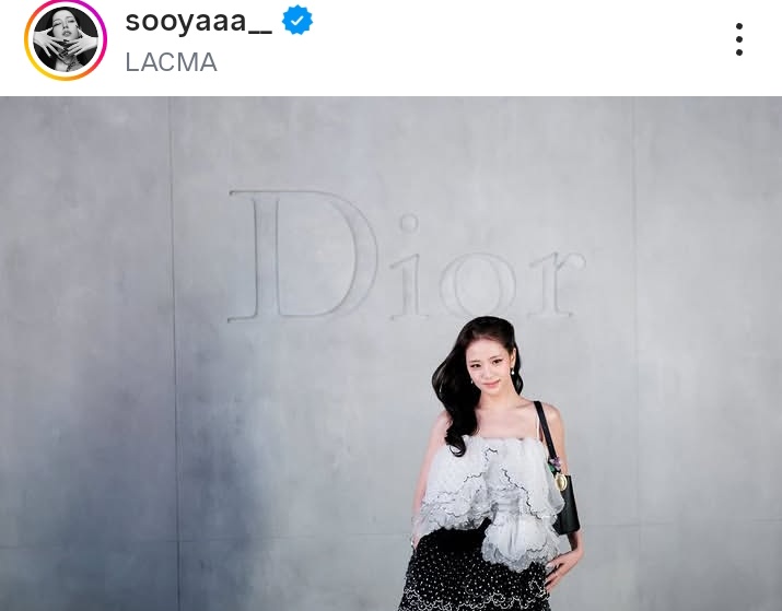 I was lowkey excepting jisoo will post this shot & she did she