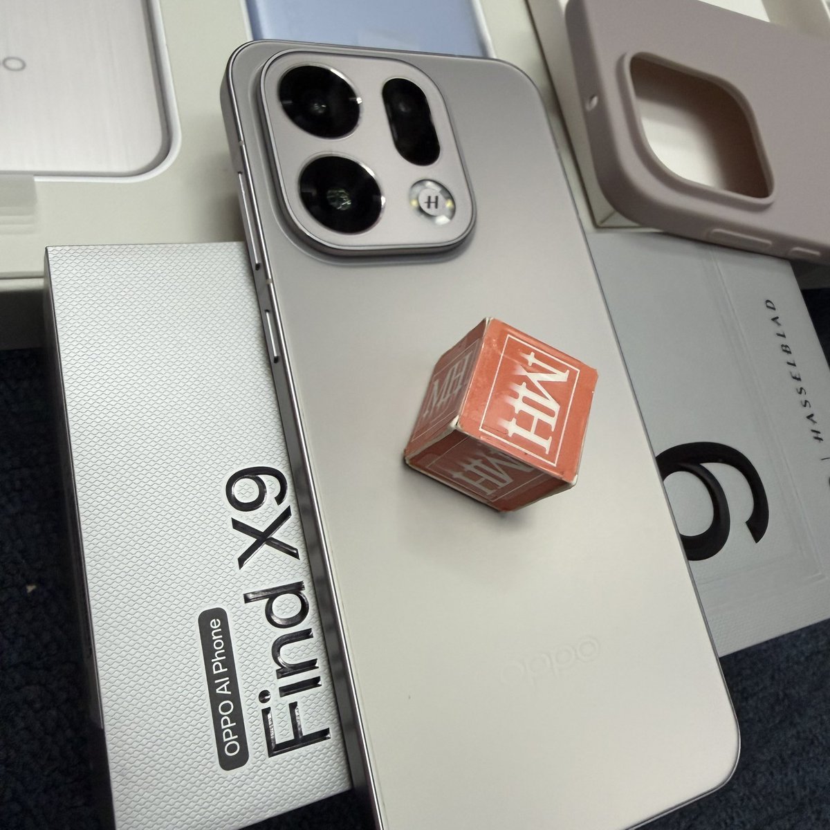 mobilehardwareO's tweet photo. Oppo Find X9, a near flagship* if does not need the long range zoom and still perform well with a little difference of 7025mAh battery capacity to Pro.

Titanium Gray in colour neutral for a day to day 🤳

𝘄𝘄𝘄.𝗺𝗼𝗯𝗶𝗹𝗲𝗵𝗮𝗿𝗱𝘄𝗮𝗿𝗲.𝘀𝗴

#mobilehardwareofficial https://t.co/WHk7GxmjwG