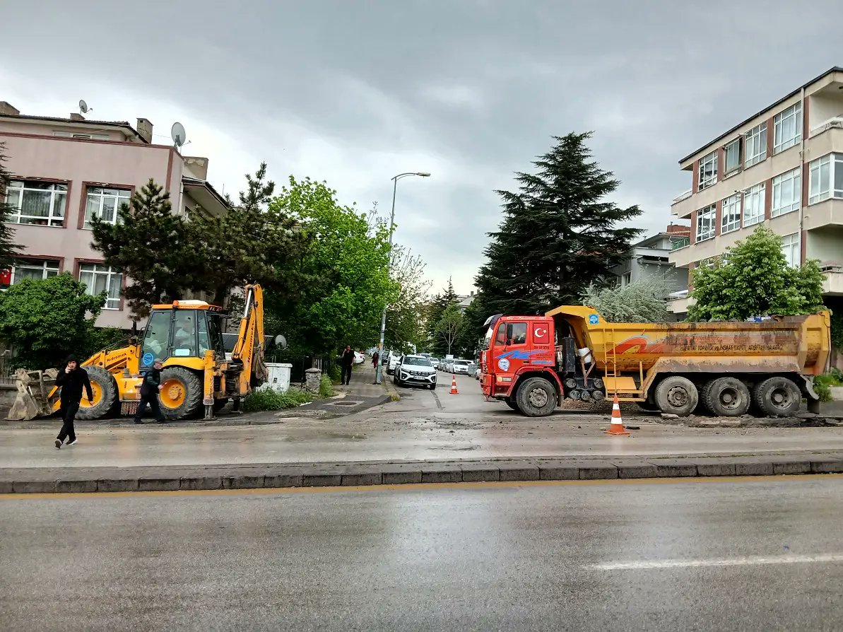 NecdetGursoy_'s tweet photo. ASKİ Ekiplerinden Abidinpaşa’da kanalizasyon mesaisi #aski #ankara #su #kanalizasyon #mamak #abidinpaşa #münzeviler #cadde #şehithakkıçelik #tıkanıklık #deformasyon  https://t.co/yYQpsNzxOS https://t.co/CZIJP9lZYx