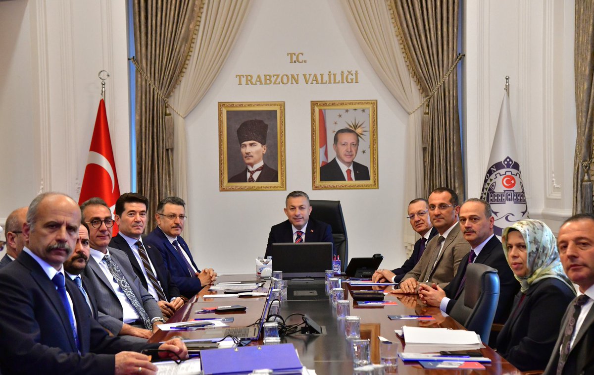 osman_ekim's tweet photo. 📍 Trabzon Valimiz Sn. Tahir Şahin başkanlığında Sahipsiz Hayvanları Koruma Birliği Toplantımızı gerçekleştirdik.

Toplantımızda; sahipsiz hayvanların korunmasına yönelik yürütülen çalışmalar, doğal yaşam alanı projeleri ve bakım süreçlerine ilişkin değerlendirmelerde bulunduk.

5199 sayılı Hayvanları Koruma Kanunu kapsamında; sahipsiz hayvanların daha güvenli ve sağlıklı şartlarda yaşamlarını sürdürebilmeleri adına kurumlarımızla iş birliği içerisinde çalışmalarımıza devam ediyoruz.