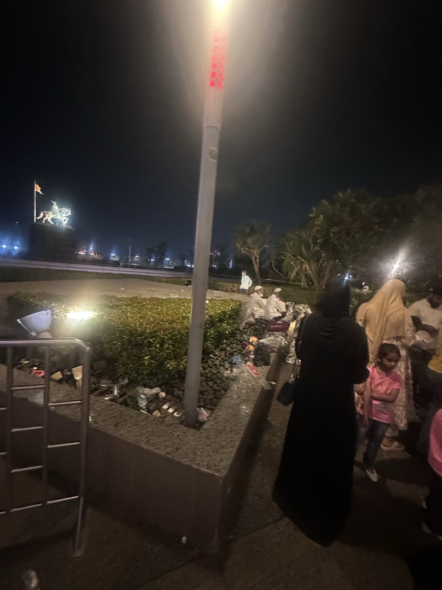 Sankethire's tweet photo. Shocking and disappointing to see the condition around Chhatrapati Shivaji Maharaj’s statue outside Mumbai Airport T2.

This place represents Maharashtra to thousands of national and international visitors every day, yet the area around such an iconic monument is filled. https://t.co/1pXOS670nQ