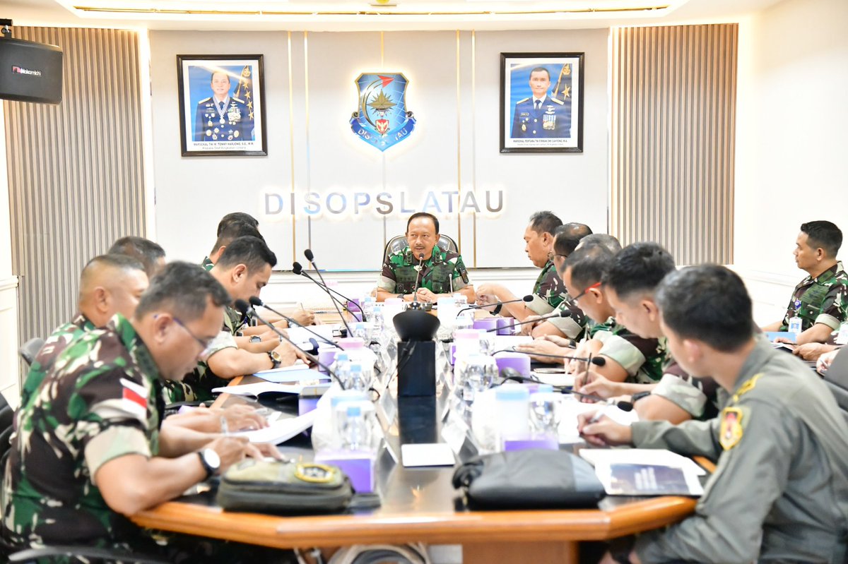 _TNIAU's tweet photo. *Uji Kesiapan Operasional Satuan TNI AU Sebagai Barometer Tingkat Kesiapan Operasi dan Latihan*

TNI Angkatan Udara terus memperkuat kesiapan operasional satuan jajaran guna menjawab tuntutan pelaksanaan tugas pertahanan udara yang semakin dinamis dan kompleks.

Wakil Kepala Staf Angkatan Udara (Wakasau) Marsdya TNI Ir. Tedi Rizalihadi S., M.M., memimpin rapat paparan Rencana Garis Besar (RGB) pelaksanaan uji kesiapan operasional satuan TNI Angkatan Udara TA 2026 di Ruang Rapat Disopslatau, Mabesau, Cilangkap, Jakarta Timur, Selasa (12/5/2026).

Uji kesiapan operasional memiliki empat parameter pengujian, meliputi: kemampuan perorangan, kemampuan satuan, pencapaian sasaran pembinaan kemampuan (sasbinpuan), serta manajemen satuan.

Dalam arahannya, Wakasau berharap seluruh proses penilaian dilaksanakan secara objektif dan profesional sesuai petunjuk teknis, dengan tetap mengutamakan tanggung jawab serta keselamatan kerja dan terbang.

Sementara itu, Kadisopslatau Marsma TNI Firman Dwi Cahyono, M.A., memaparkan rencana uji kesiapan operasional yang mencakup aspek penilaian, materi yang diujikan, hingga metode yang digunakan untuk mengukur kemampuan satuan TNI AU.

Satuan yang akan diuji meliputi Skadron Udara, Satuan Udara, Skadron Pendidikan, Satuan Rudal, Satuan Radar, Detasemen Matra, Detasemen Bravo, Batalyon Parako, dan Batalyon Arhanud. Pelaksanaan uji kesiapan operasional tersebut direncanakan berlangsung mulai Mei hingga Desember 2026.

#dmmp💂‍♀️