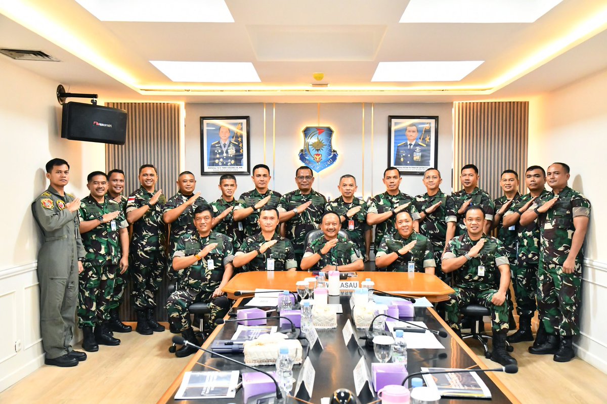 _TNIAU's tweet photo. *Uji Kesiapan Operasional Satuan TNI AU Sebagai Barometer Tingkat Kesiapan Operasi dan Latihan*

TNI Angkatan Udara terus memperkuat kesiapan operasional satuan jajaran guna menjawab tuntutan pelaksanaan tugas pertahanan udara yang semakin dinamis dan kompleks.

Wakil Kepala Staf Angkatan Udara (Wakasau) Marsdya TNI Ir. Tedi Rizalihadi S., M.M., memimpin rapat paparan Rencana Garis Besar (RGB) pelaksanaan uji kesiapan operasional satuan TNI Angkatan Udara TA 2026 di Ruang Rapat Disopslatau, Mabesau, Cilangkap, Jakarta Timur, Selasa (12/5/2026).

Uji kesiapan operasional memiliki empat parameter pengujian, meliputi: kemampuan perorangan, kemampuan satuan, pencapaian sasaran pembinaan kemampuan (sasbinpuan), serta manajemen satuan.

Dalam arahannya, Wakasau berharap seluruh proses penilaian dilaksanakan secara objektif dan profesional sesuai petunjuk teknis, dengan tetap mengutamakan tanggung jawab serta keselamatan kerja dan terbang.

Sementara itu, Kadisopslatau Marsma TNI Firman Dwi Cahyono, M.A., memaparkan rencana uji kesiapan operasional yang mencakup aspek penilaian, materi yang diujikan, hingga metode yang digunakan untuk mengukur kemampuan satuan TNI AU.

Satuan yang akan diuji meliputi Skadron Udara, Satuan Udara, Skadron Pendidikan, Satuan Rudal, Satuan Radar, Detasemen Matra, Detasemen Bravo, Batalyon Parako, dan Batalyon Arhanud. Pelaksanaan uji kesiapan operasional tersebut direncanakan berlangsung mulai Mei hingga Desember 2026.

#dmmp💂‍♀️