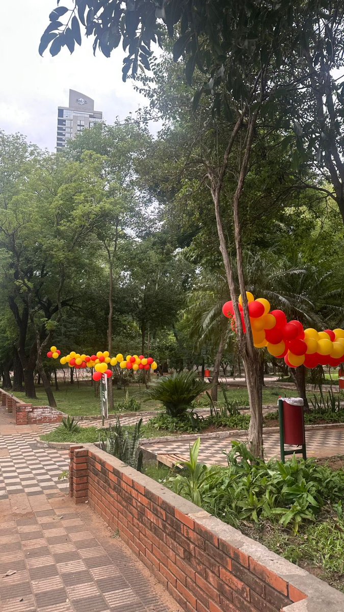 hecgiubi's tweet photo. Se olvidaron de su basura @arnaldosamanieg  de la misma forma que se encuentra olvidada la Plaza de las Residentas. https://t.co/9U21zloISY