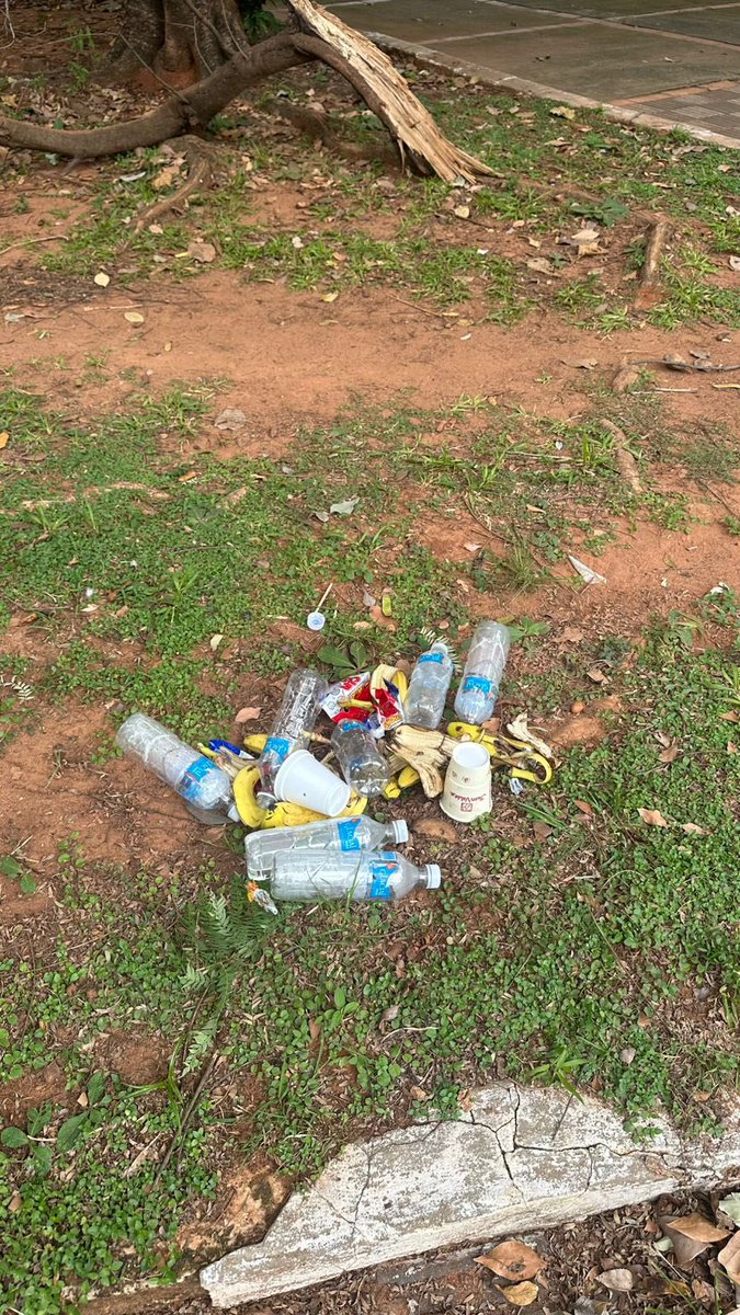 hecgiubi's tweet photo. Se olvidaron de su basura @arnaldosamanieg  de la misma forma que se encuentra olvidada la Plaza de las Residentas. https://t.co/9U21zloISY