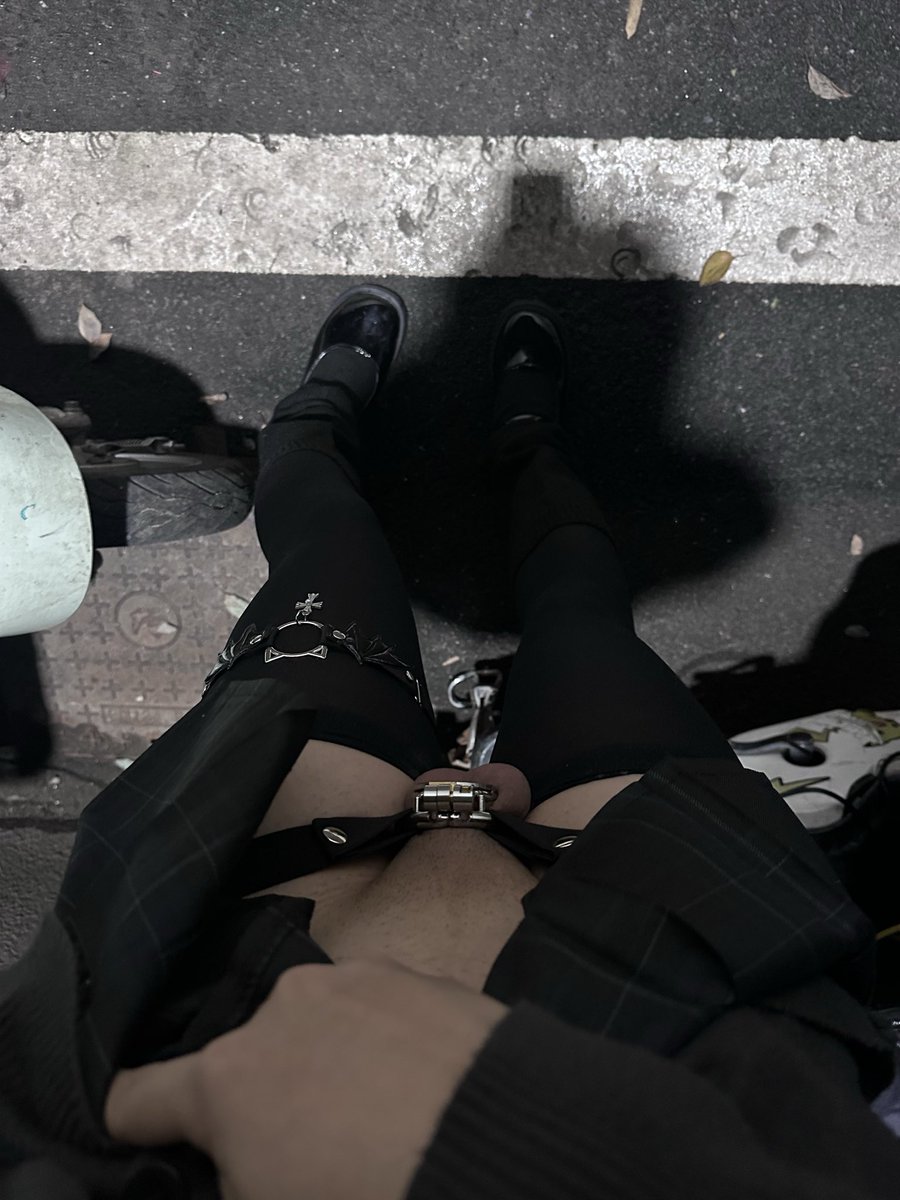 JiRouJuandw's tweet photo. 游戏打累了下楼走走🚬
#男娘 #锁 #伪娘 #露出 https://t.co/Wm9qNZr7QS