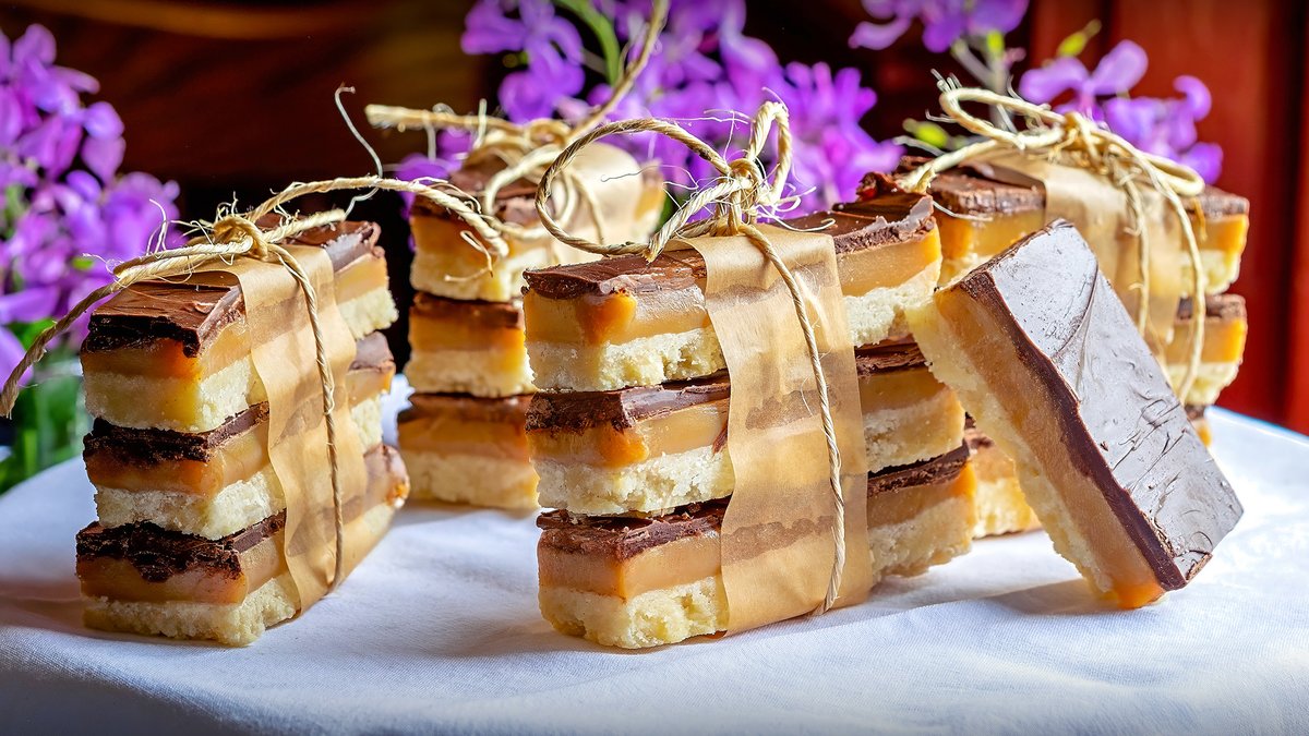 EricTaubert's tweet photo. Charlene has been busy in the Candleberry Inn on Cape Cod kitchen w/ this batch of Millionaire's Shortbread!  

Charlene's scratch-baked version is a fond look back at a circa-1972  Scottish version of this storied recipe - Chocolate Caramel Crunch.

#capecod #TAUBERT https://t.co/knzOXqmapG