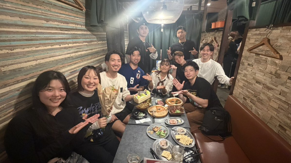 tyonenandayo's tweet photo. 社会人なって初めての上司。
初めての上司がこんな熱い人でほんまに良かったです！！
フィリピン行っても忘れないでください。🍺🍺🍺

#三人寄れば文殊の知恵
#研修の時毎日怒られてた 
#フィリピン顔 
#いつお会いしても熱いお方 https://t.co/FdSzLU6l2s