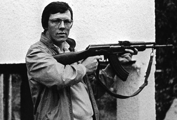 SeanUlidia's tweet photo. Left:Peter Robinson inspecting weapons that were sent by Israeli government, via apartheid South Africa, to unionist terrorists in Ireland
Right:The unionist terrorist organisation in charge of distributing said weapons to uvf/uda terrorists. https://t.co/HIqJqcx879