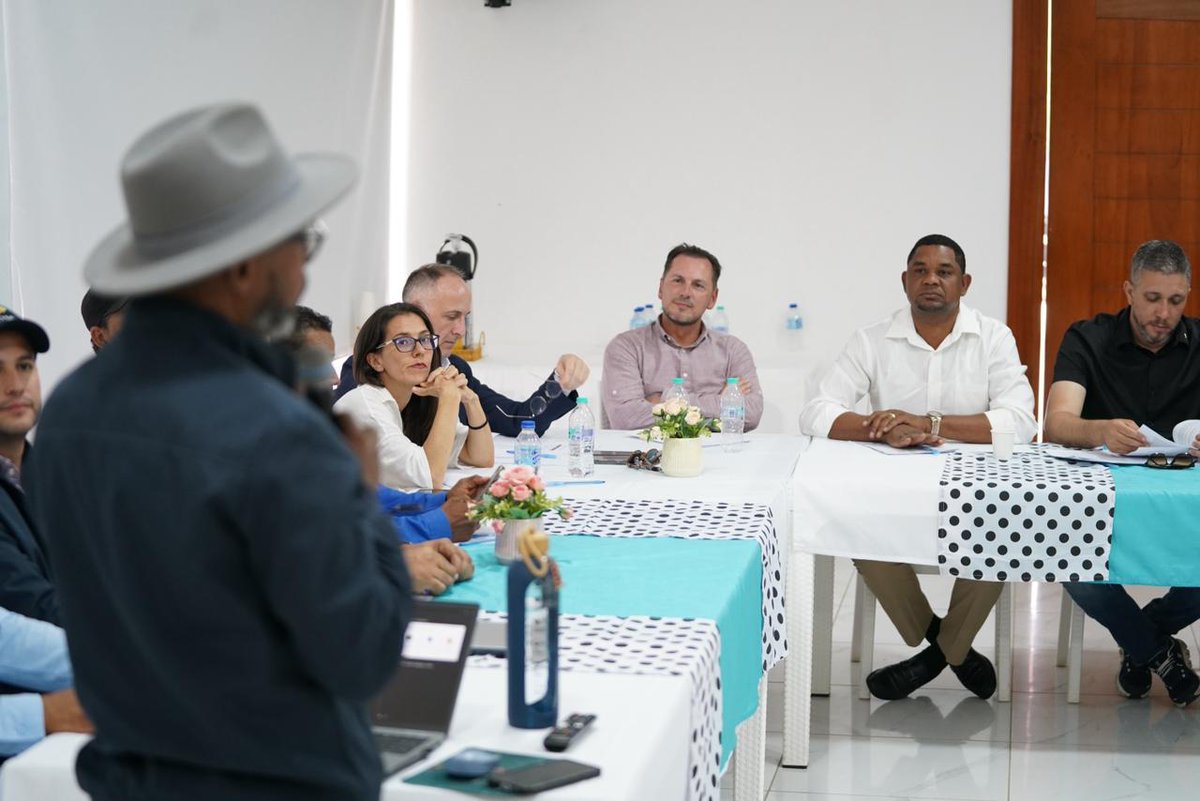fedomurd's tweet photo. 📍 Cibao Noroeste | Fedomu y @Famsi desarrollan talleres con alcaldes de la región para fortalecer los Planes Municipales de Gestión Integral de Residuos Sólidos.
Cooperación internacional al servicio del desarrollo municipal. 💪🇩🇴 https://t.co/uGAPM941VF