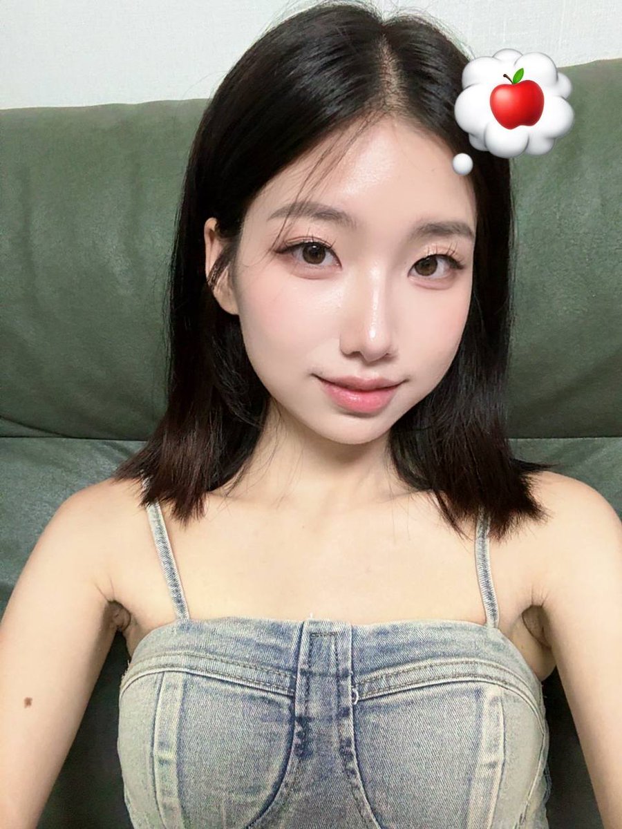 cccas788109's tweet photo. 去年成都约过的妹子，明天来郑州 可能那边比较卷吧
很瘦 AA 挺嫩 19的样子 https://t.co/TuiHEpNDxP