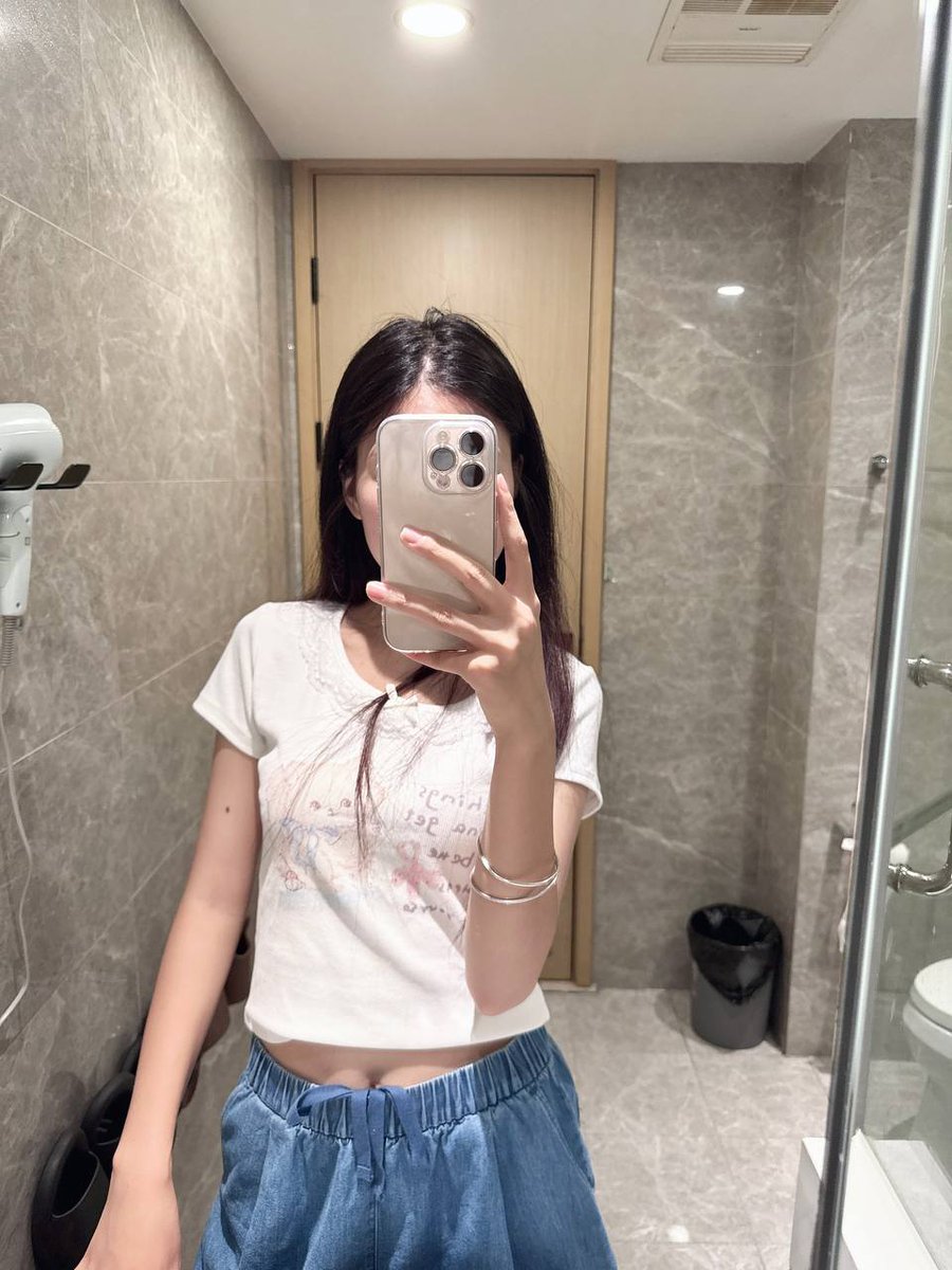 cccas788109's tweet photo. 去年成都约过的妹子，明天来郑州 可能那边比较卷吧
很瘦 AA 挺嫩 19的样子 https://t.co/TuiHEpNDxP
