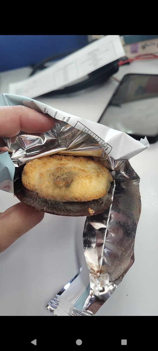 whateverhisname's tweet photo. Uma caixa de alfajor no lixo.. obrigado @alfpuntaballena pela decepção! https://t.co/KlDBnSJncA
