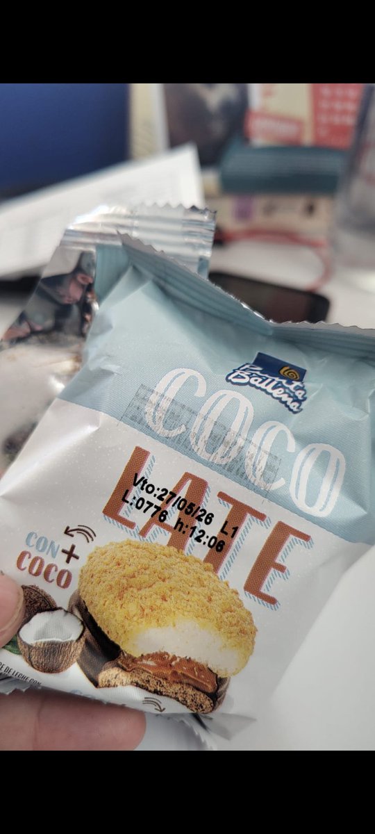 whateverhisname's tweet photo. Uma caixa de alfajor no lixo.. obrigado @alfpuntaballena pela decepção! https://t.co/KlDBnSJncA