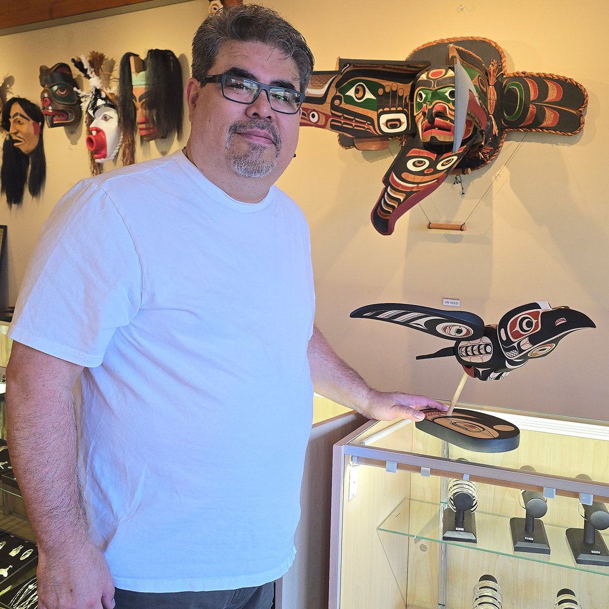 spiritsgallery's tweet photo. Kwakwaka’wakw artist Rod Smith is captured here alongside his stunning Flying Raven sculpture. Masterfully carved to convey a vivid sense of motion, the piece evokes the Raven in full flight - soaring through the sky with grace, purpose, and quiet solitude. 

Learn more online! https://t.co/uqz4vTAhTZ