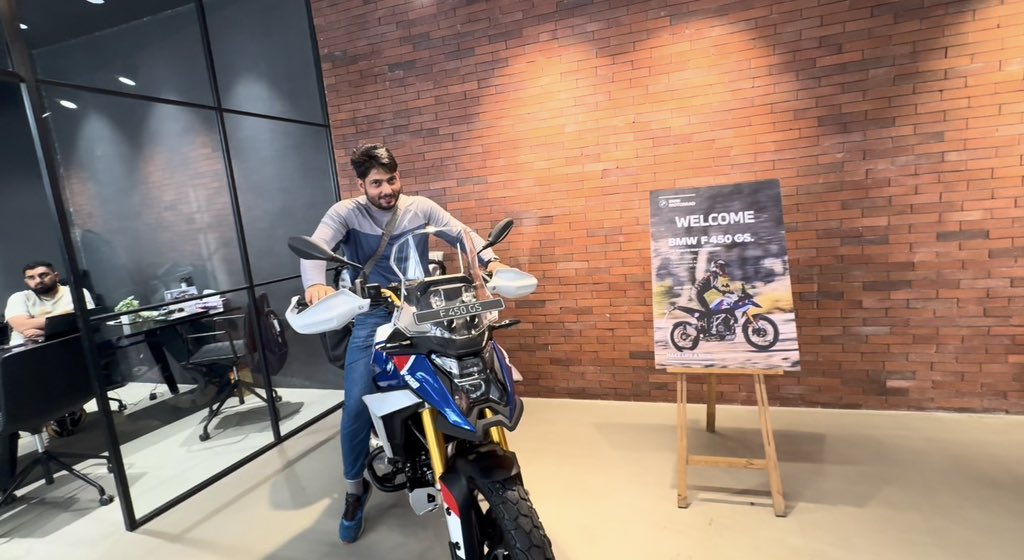 AnujGodaraa's tweet photo. दोस्तों आज #BMW showroom जाने का मौका मिला और हमने साथ मे BMW के नए bike BMW F450 GS को भी हमारे कैमरे मे RECORD कर लिया ! Showroom का पूरा स्टॉफ अच्छा था हमको बहुत सारी bikes दिखायी और साथ मे बैठकर कॉफ़ी भी पी 

तो अगर आप Rider है और नए bike को लेने का plan कर रहे है तो हमारे चैनल पर निचे दी गयी वीडियो link पर क्लिक कर के देख सकते है 

https://t.co/VzQVAkUHbf
