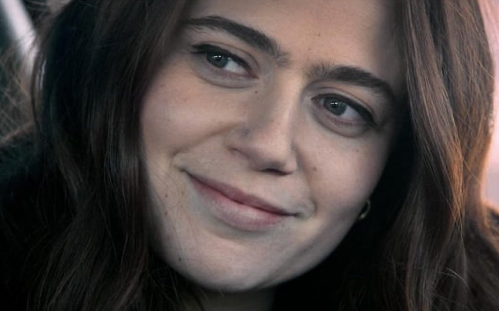 SurgeRatesFucko's tweet photo. It’s actually so crazy that Molly Gordon is so beautiful that Carmy literally cannot focus on his job. Like, if you think about it, that’s his entire season 2 arc. Then, he has a panic attack bc he can’t stop thinking about her when he’s supposed to be working. 😭 https://t.co/0AwGxkUlou