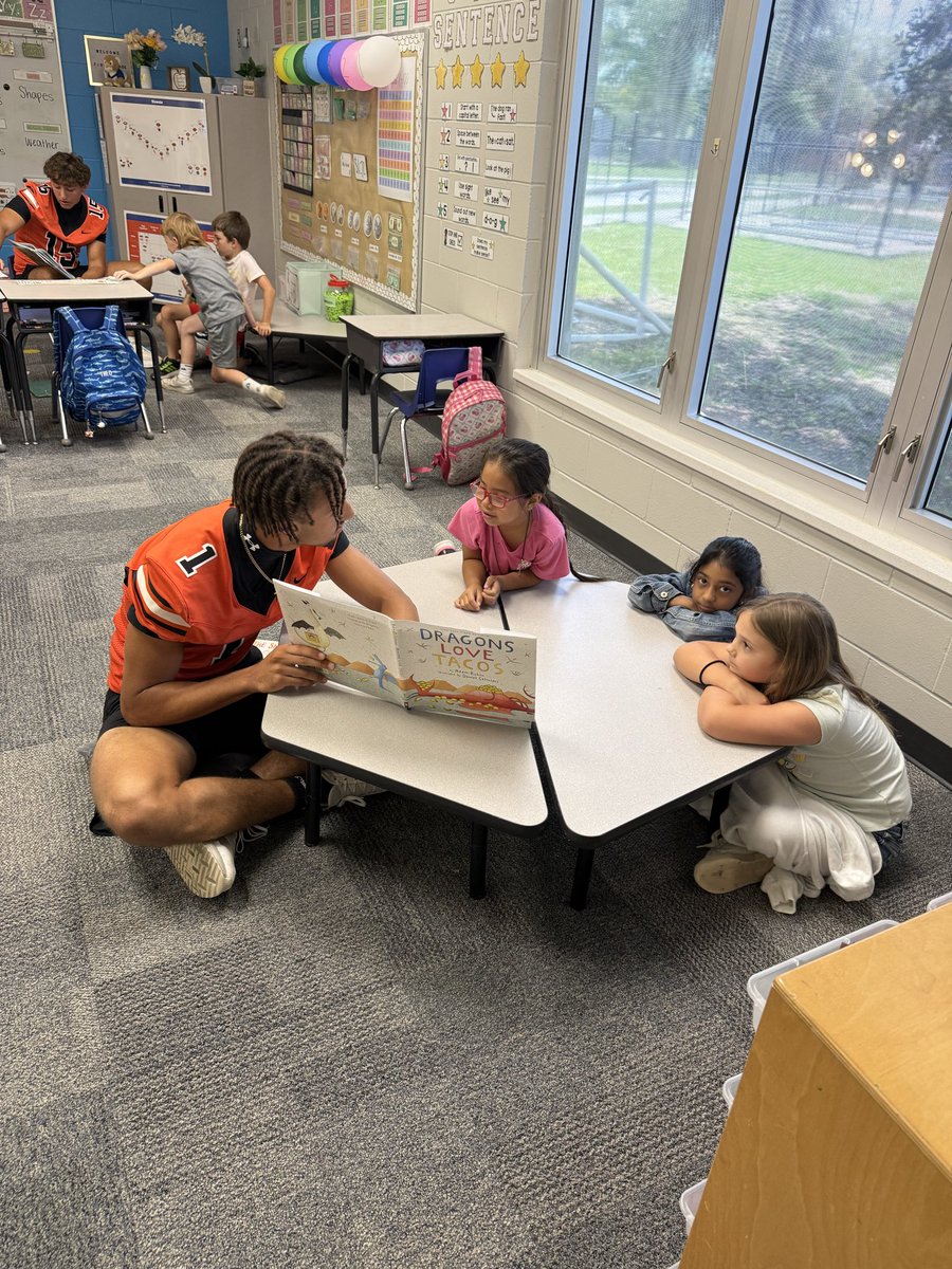 Oviedo_Football's tweet photo. Great time reading to the students at Lawton Elementary! One community #1PRIDE https://t.co/2cS1FHfwh7