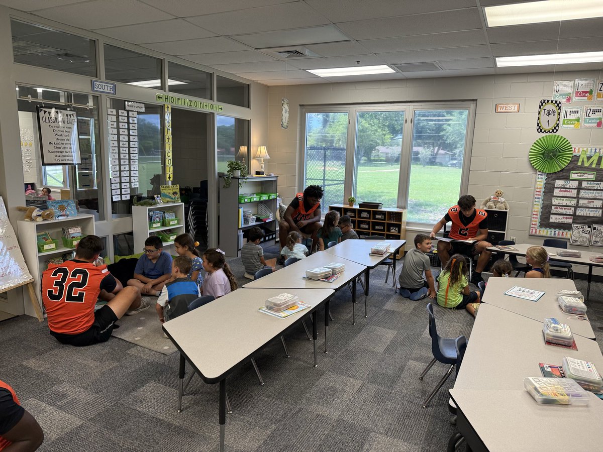 Oviedo_Football's tweet photo. Great time reading to the students at Lawton Elementary! One community #1PRIDE https://t.co/2cS1FHfwh7