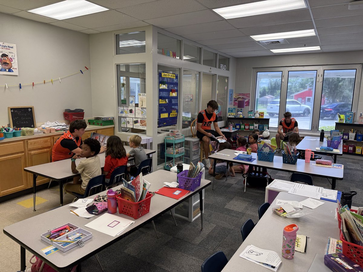 Oviedo_Football's tweet photo. Great time reading to the students at Lawton Elementary! One community #1PRIDE https://t.co/2cS1FHfwh7