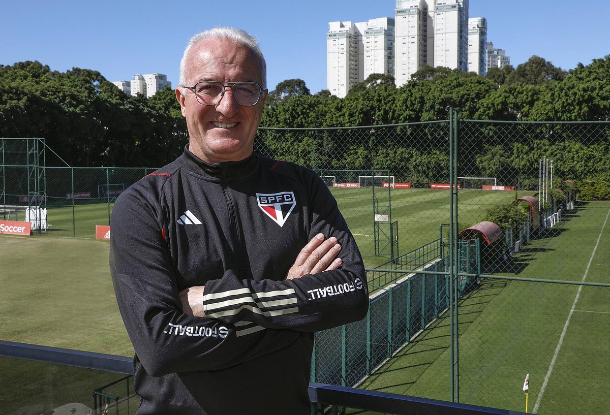 thiagopress's tweet photo. 🚨 Urgente! Dorival Júnior muito próximo de voltar ao São Paulo

São Paulo e Dorival Júnior encaminharam um acerto e estão próximos de fechar contrato até o final da temporada. O treinador aceitou diminuir um pouco o salário de quase 2 milhões e meio que recebia no Corinthians.

Rui Costa e Rafinha, dirigentes do São Paulo, estão viajando para Florianópolis para selar o acordo. Dorival deve receber em torno de 2 milhões por mês. A diretoria também prometeu reforços na janela do meio de ano.