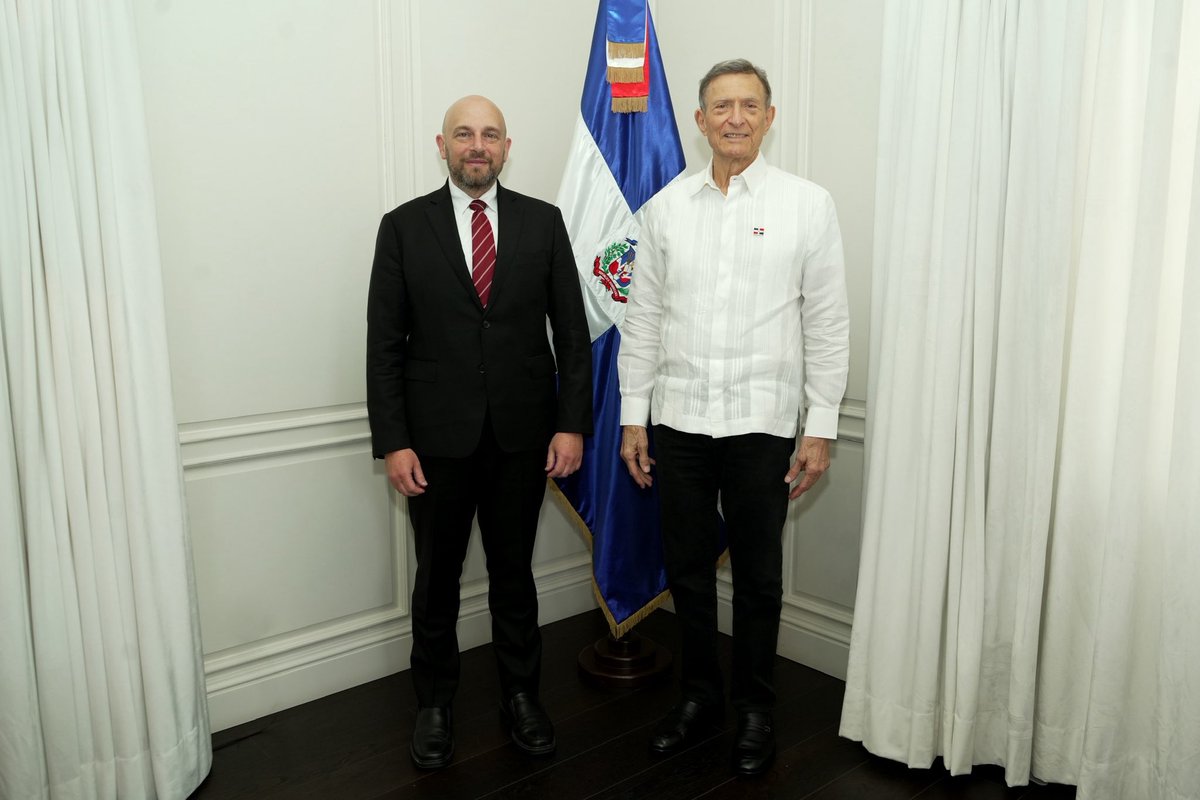 MIREXRD's tweet photo. El canciller @RobalsdqAlvarez recibió en su despacho al viceministro adjunto para las Américas del Ministerio de Asuntos Exteriores de Canadá, Glen Linder, con quien sostuvo una reunión de trabajo. https://t.co/BWlK0M1iFY