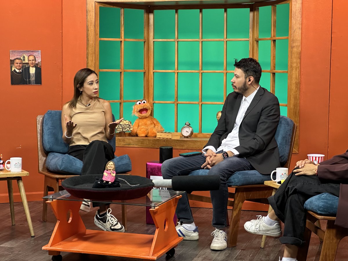 Capital21_Tv's tweet photo. 📢 ¡#LoMásAbsurdo cambia de horario!

Ahora Jonathan Pérez (@Jonapolifo3_0) y Sandy Hernández (@SandraIvetteHer) te esperan los viernes a las 22:00 horas para analizar el espectáculo informativo junto a César Cravioto (@craviotocesar) y Beth Castillo. 🔍🤡

📺 Por la señal de TV y redes de #El21.