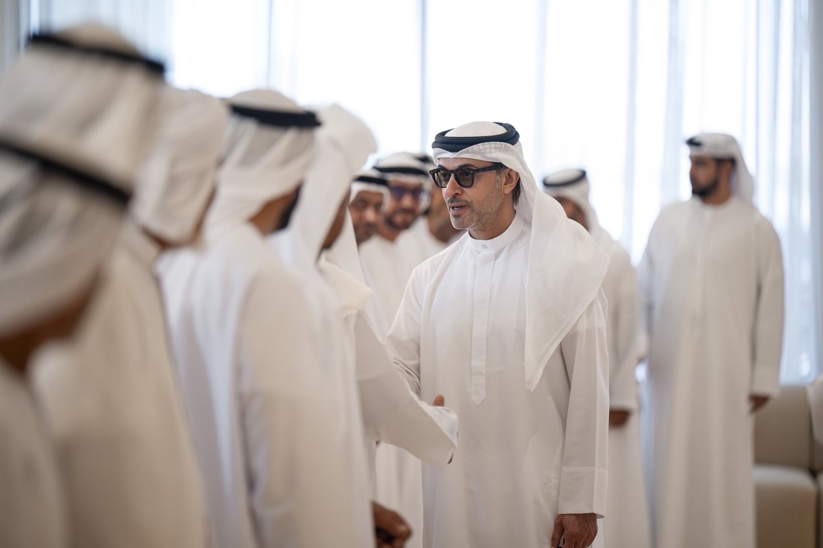AARD_AE's tweet photo. هزاع بن زايد يقوم بجولة تفقُّدية في أحياء منطقة الشويب لمتابعة أحوال المواطنين والاطلاع على مستجدات المشاريع التنموية والخدمية، وسموّه يلتقي أهالي المنطقة في مجلس الشويب، ويتبادل معهم الأحاديث الودية التي تُجسِّد أواصر العلاقة المتينة بين القيادة الحكيمة وأبناء الوطن. https://t.co/i3Ifs9ZAja